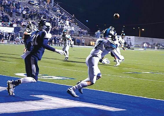 Ridgeview’s Brandon Beavers catches the game winning touchdown from Ryan O’Quinn as time expired Friday night. PHOTO BY CRYSTAL COUNTS
